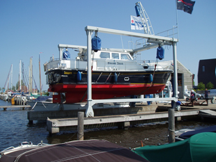 Botenlift voor motorjachten en zeiljachten met staande mast